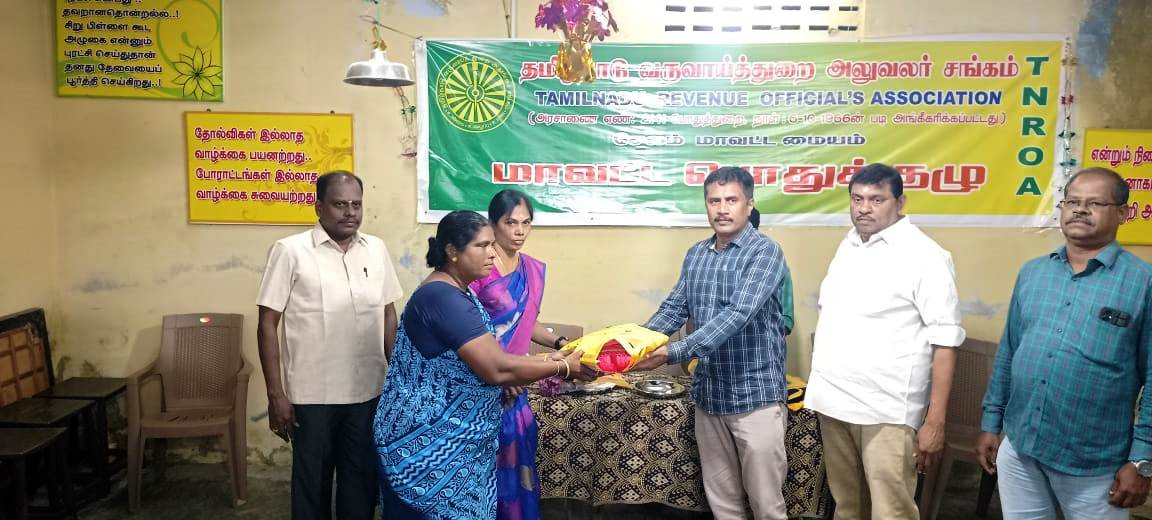 23.10.2024 - தீபாவளி பண்டிகையினை முன்னிட்டு மாவட்ட ஆட்சியர் அலுவலக துப்புரவு பணியாளர்களுக்கு அன்பளிப்பு வழங்கப்பட்ட நிகழ்வு